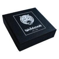 Schwarze Wildcat Schmuckbox mit Logo Schwarze Schmuckbox mit Wildcat Logo auf weißem Hintergrund