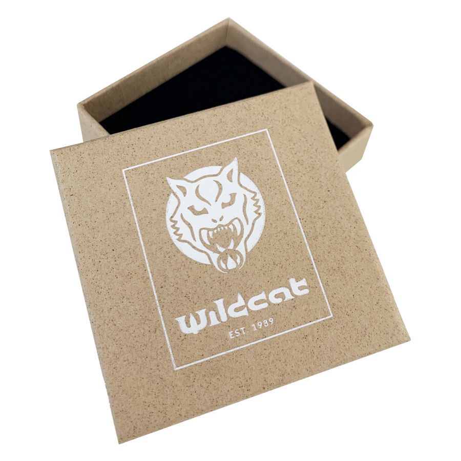 Quadratische Schmuckbox aus braunem Karton mit weißem Wildcat-Logo und schwarzem Innenfutter