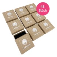 Neun braune Schmuckboxen mit Wildcat-Logo, eine offen, auf weißem Hintergrund