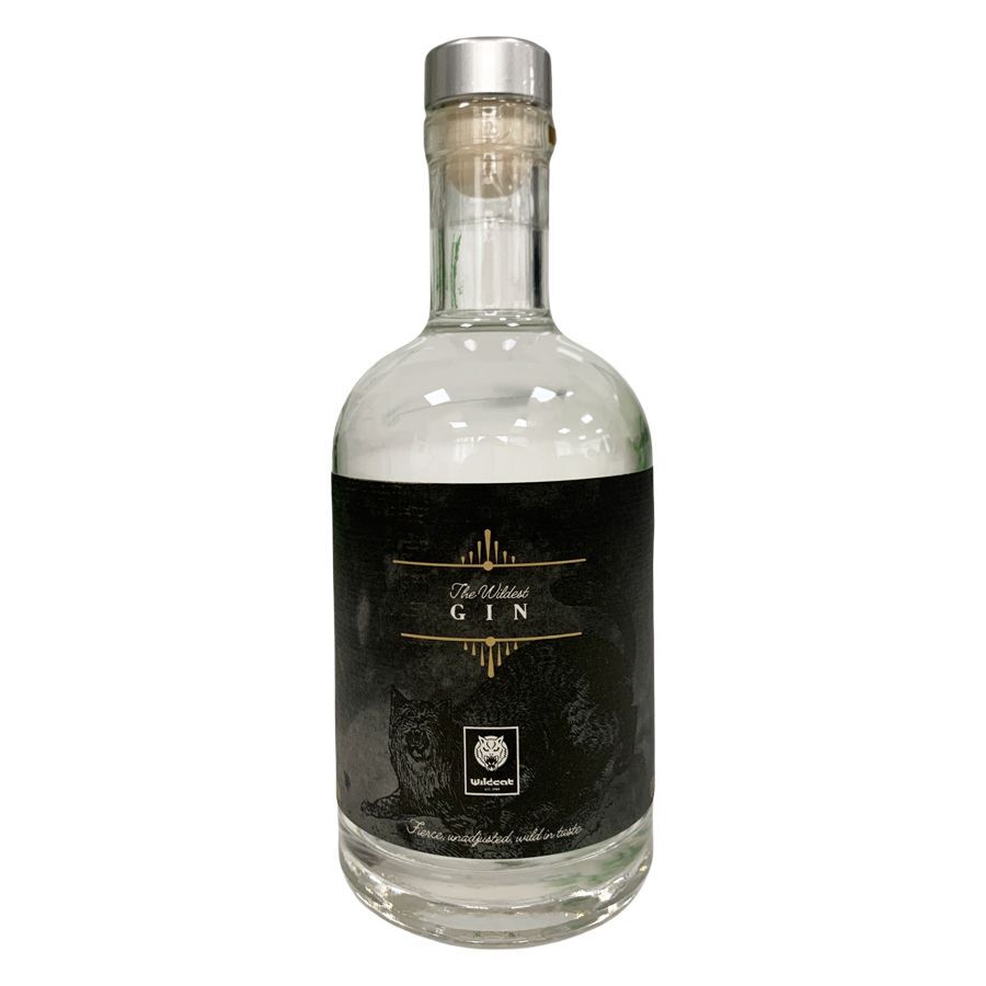 Wildest Gin in klarer Flasche 350ml Klarer Wildest Gin in 350ml Flasche mit schwarzem Etikett auf weißem Hintergrund